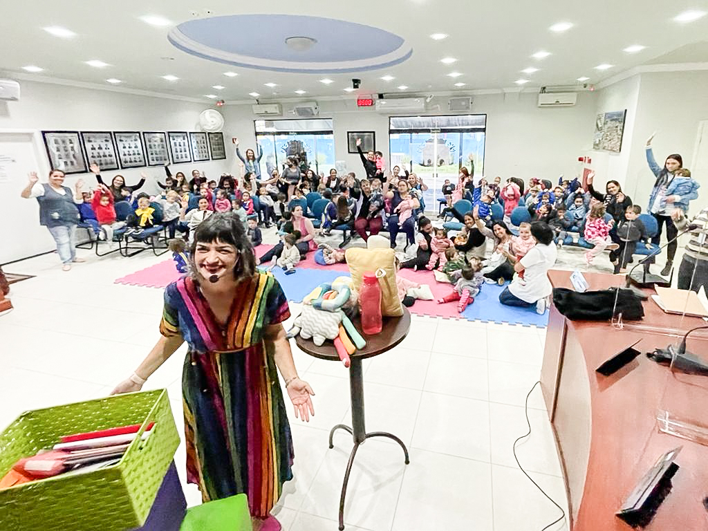 Fafá Conta encanta crianças em evento no plenário