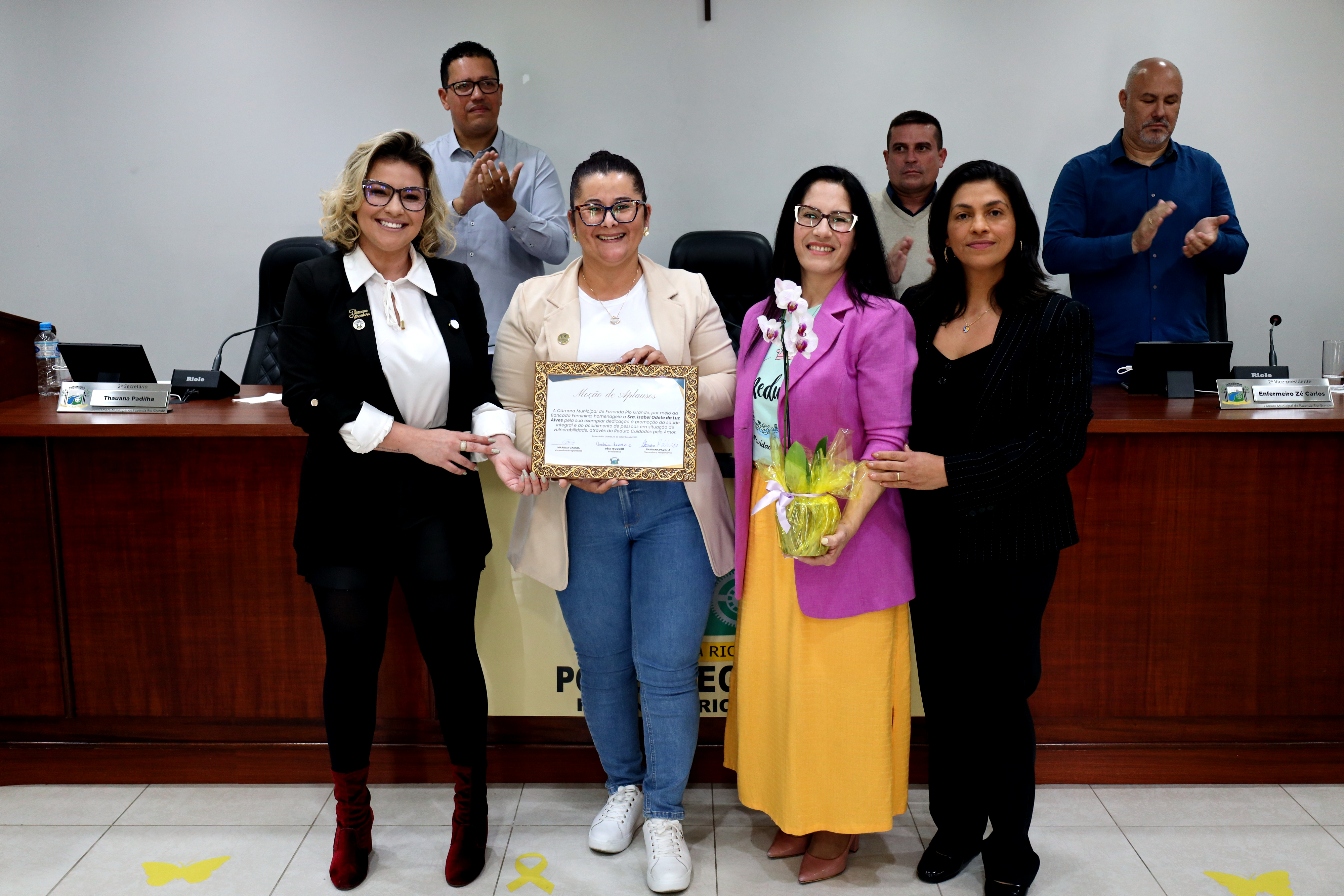 FUNDADORA DO REDUTO CUIDADOS PELO AMOR RECEBE MOÇÃO DE APLAUSOS NA CÂMARA