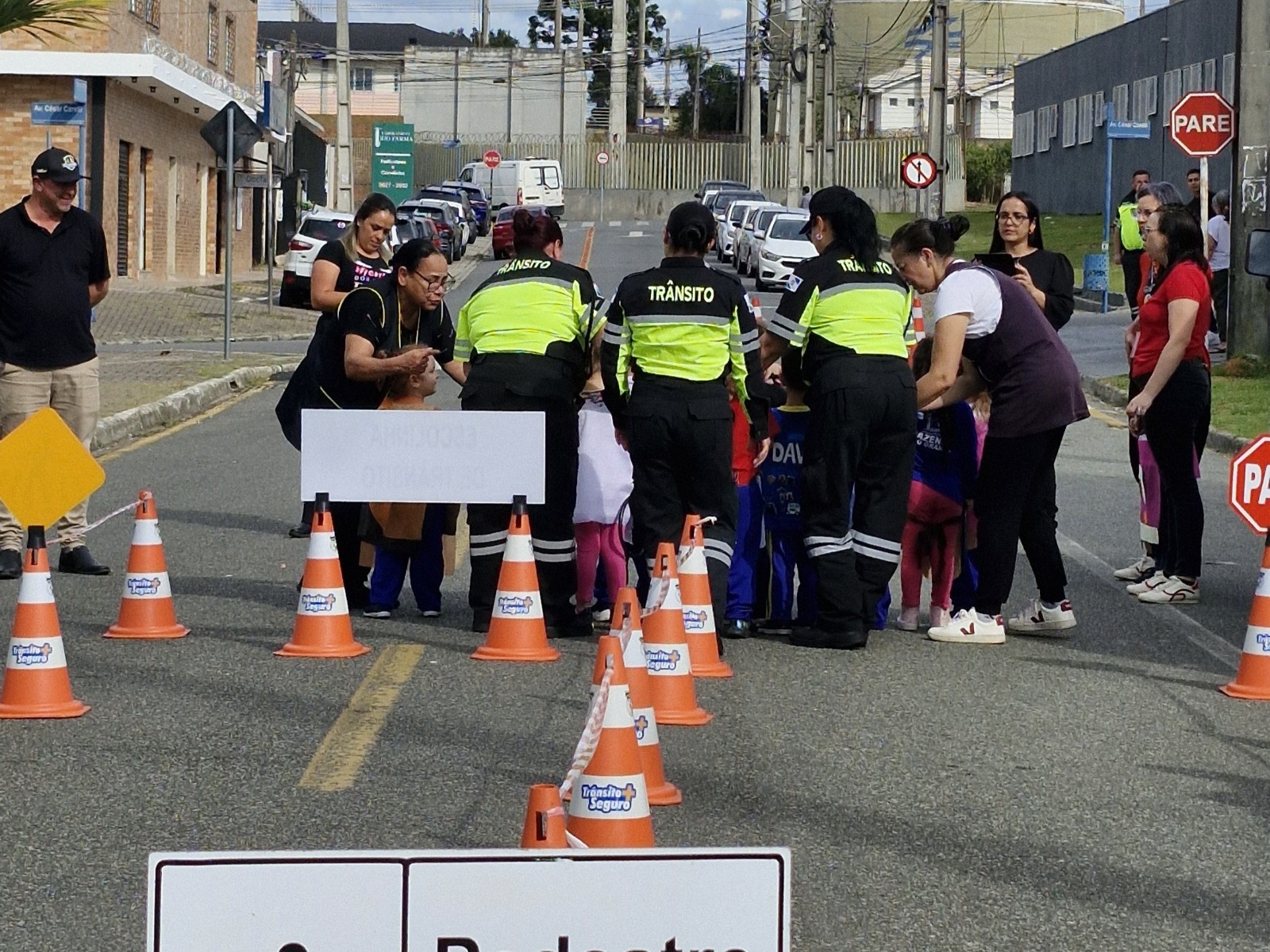 MAIO AMARELO: FAZTRANS REALIZA AÇÃO DE TRÂNSITO EM FRENTE À CÂMARA MUNICIPAL 