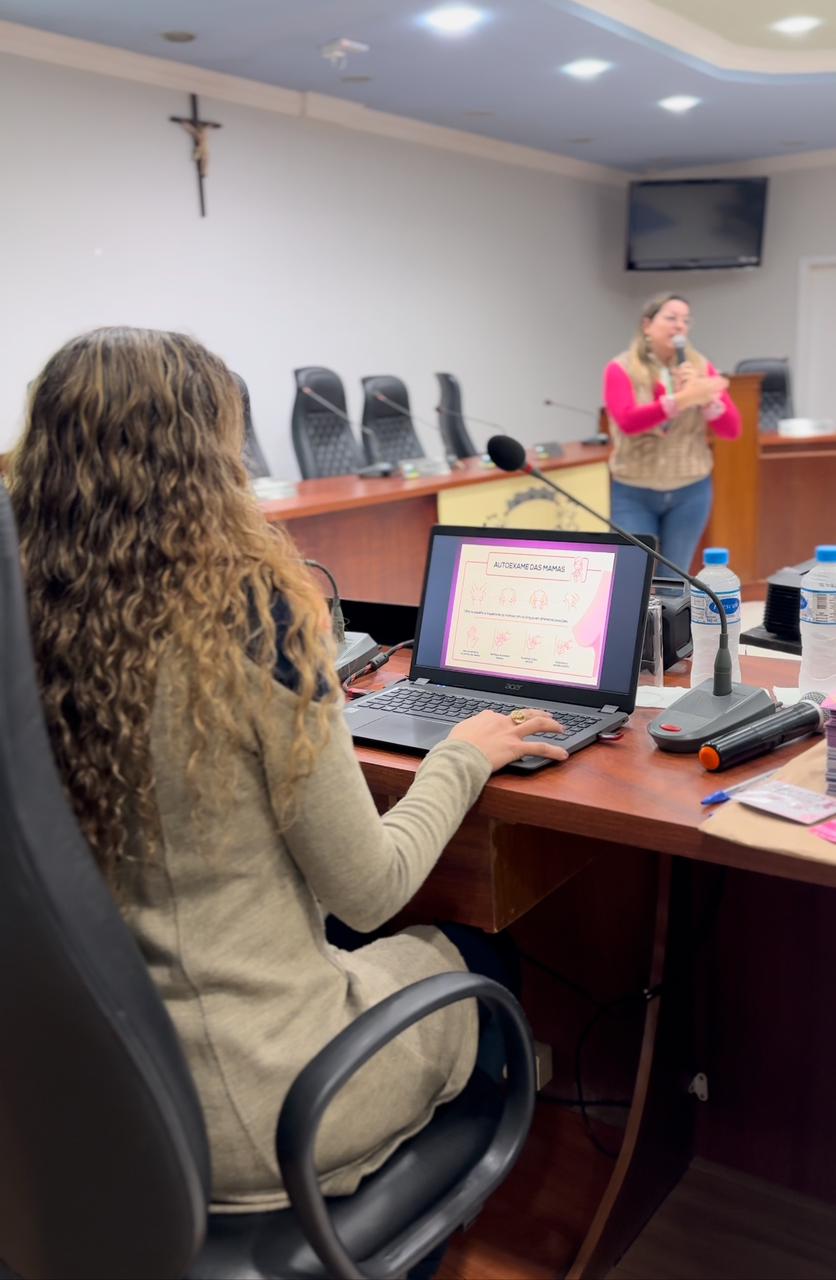 Outubro Rosa: plenário da Câmara recebe palestra sobre o tema