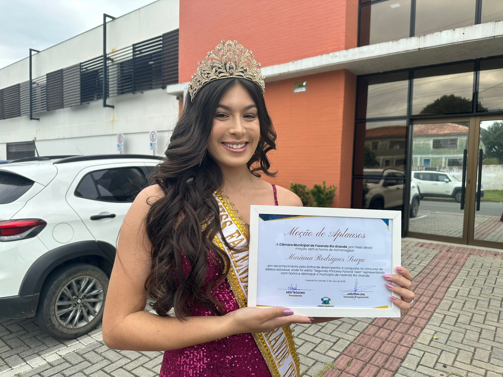 SEGUNDA PRINCESA MISS TEEN DO PARANÁ RECEBE MOÇÃO DE APLAUSOS NA CÂMARA